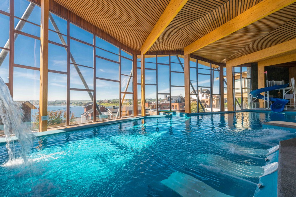 Piscina club house courtesy of Hotel Cabaña del Lago
