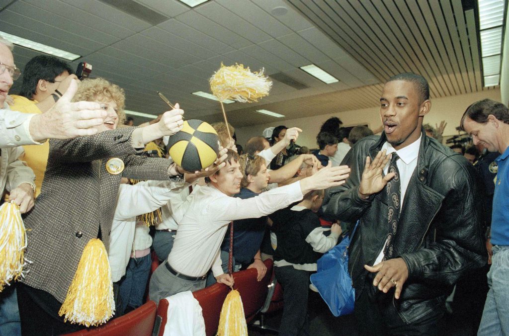 Kenny Anderson is greeted by fans after Georgia Tech advanced to the 1990 NCAA Tournament Final Four. | © Tami Chappell/AP/REX/Shutterstock