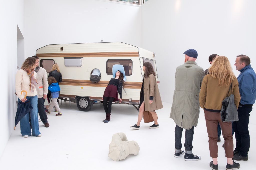 One of Erwin Wurm's Performative One Minute Sculptures | © Bildrecht, Vienna 2017/ Photo: Daniele Nalesso