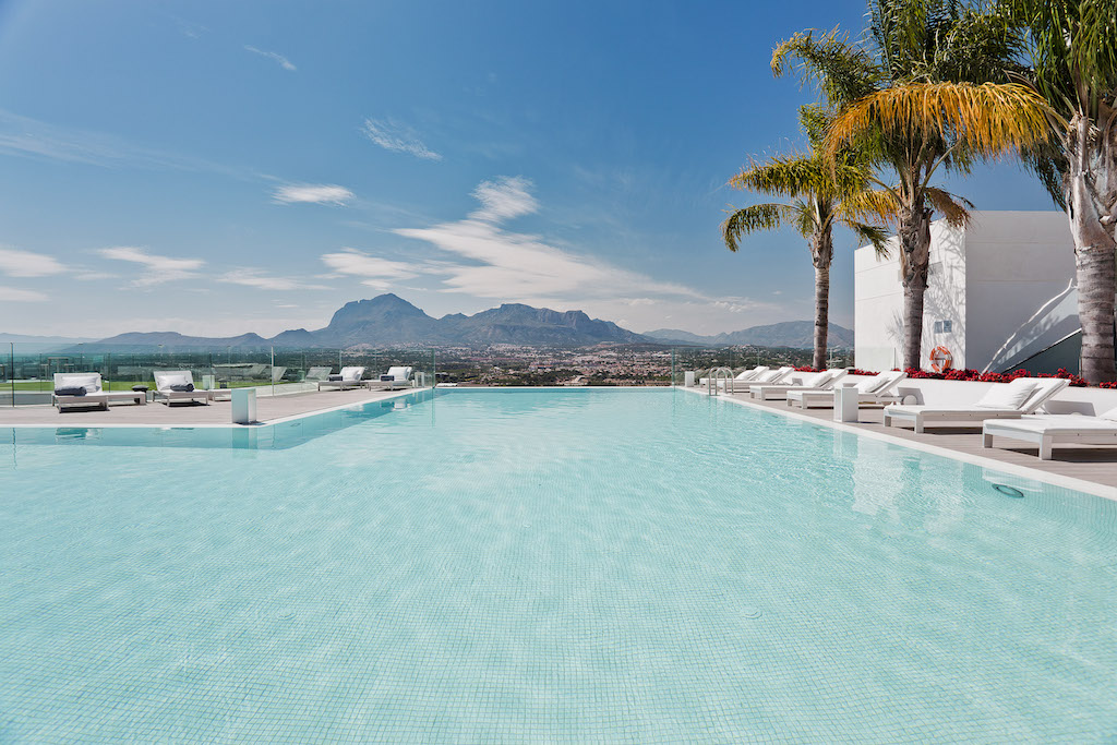 Infinity pool Courtesy of SHA Wellness Clinic