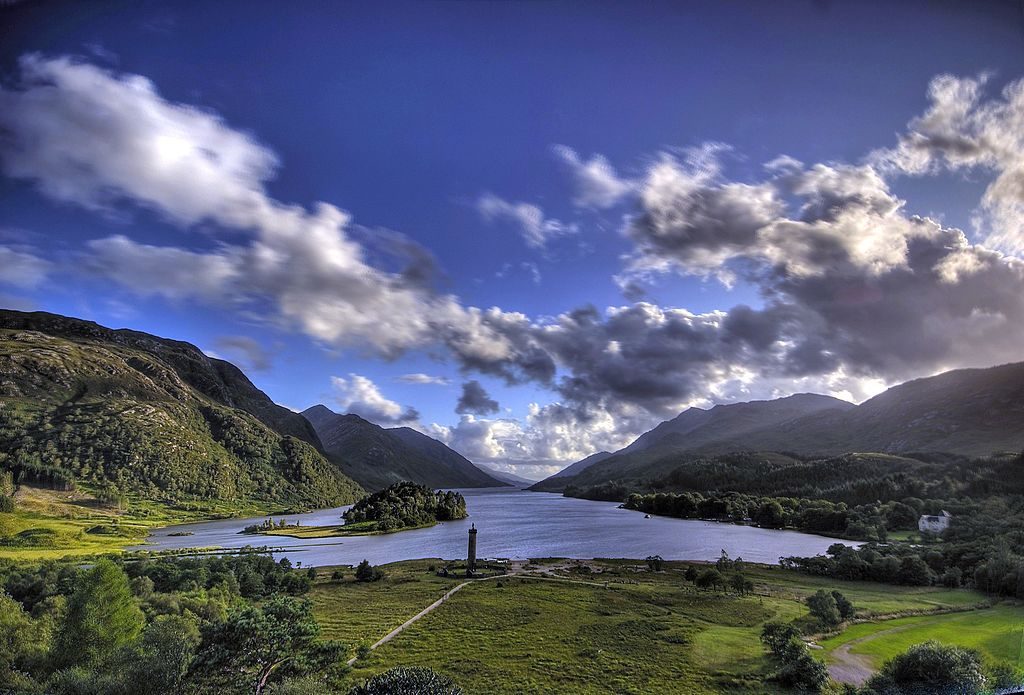 Glenfinnan Monument and Loch Shiel | © Gil Cavalcanti / Wikimedia Commons