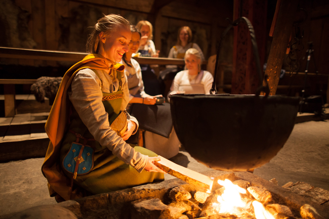 Stoking the fire at Lofotr Viking Museum | © Kjell Ove Storvik/Lofotr Vikingmuseum