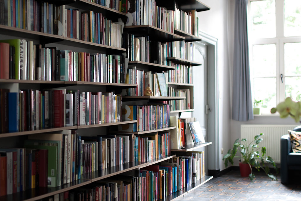 De Kaft, literature hunting in a living room | courtesy of De Kaft