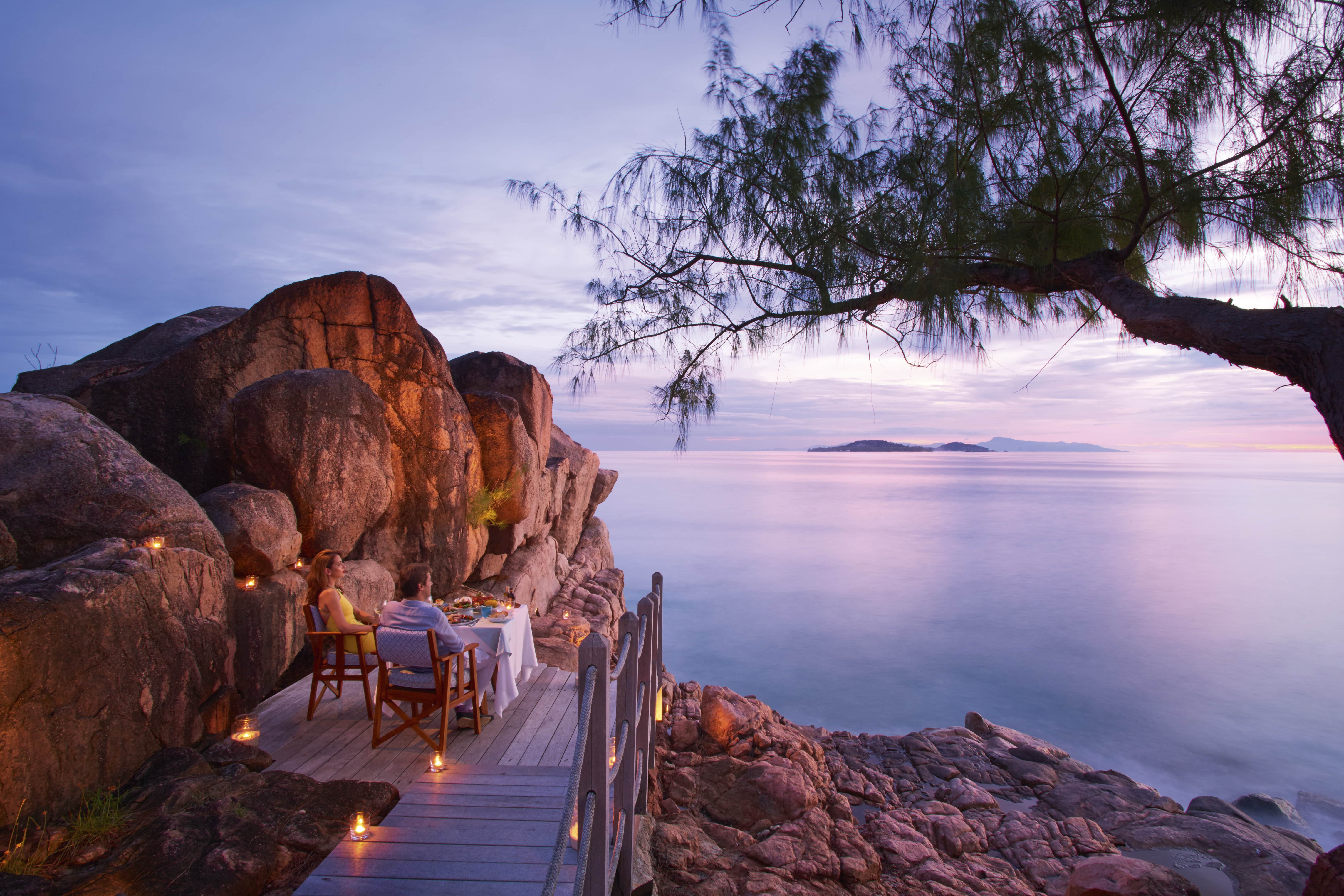 20 unmissable attractions in Seychelles - dinner on the rocks