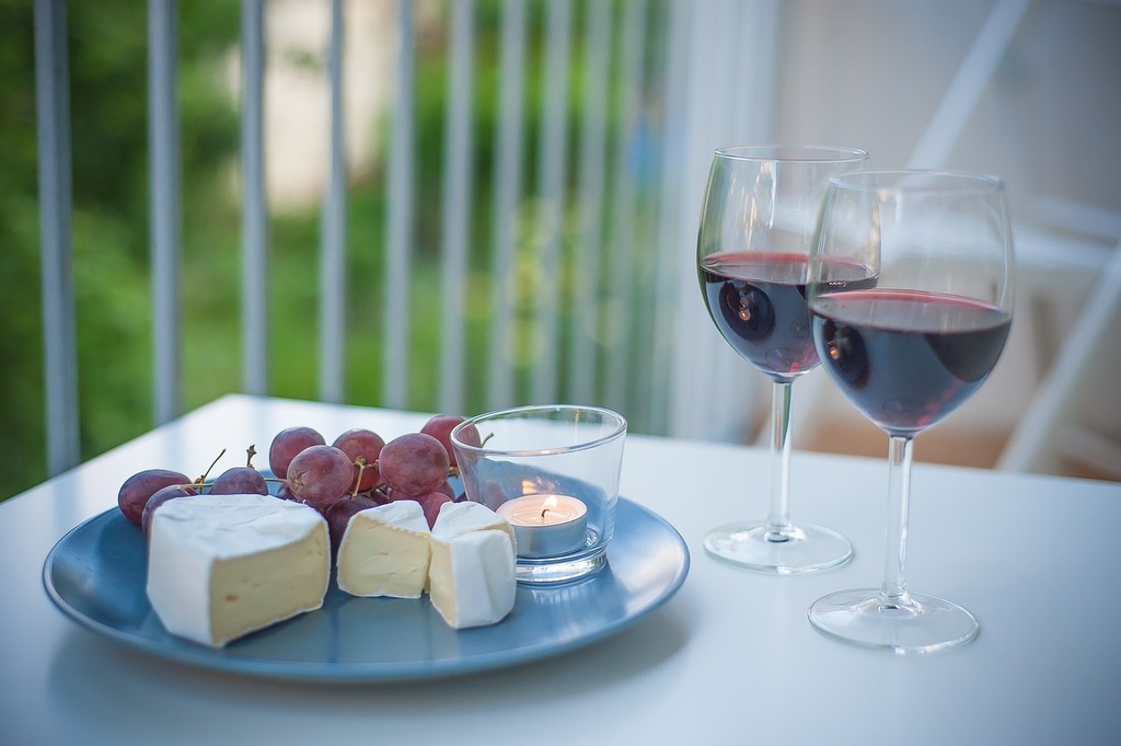 https://pixabay.com/es/wine-cheese-verano-2524100/