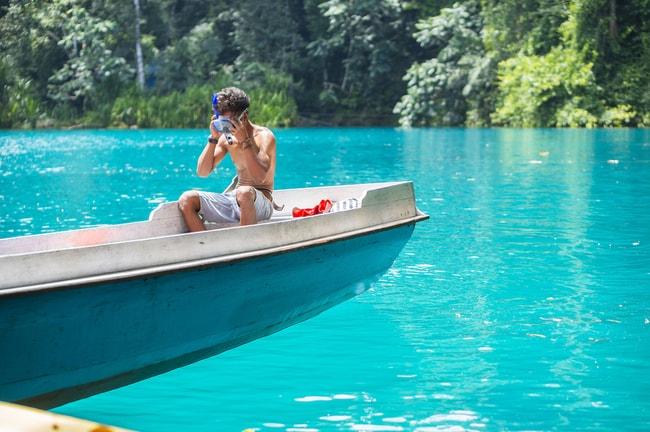 Local preparing to snorkel at Labuan Cermin lake | © Faiz Zaki/Shutterstock