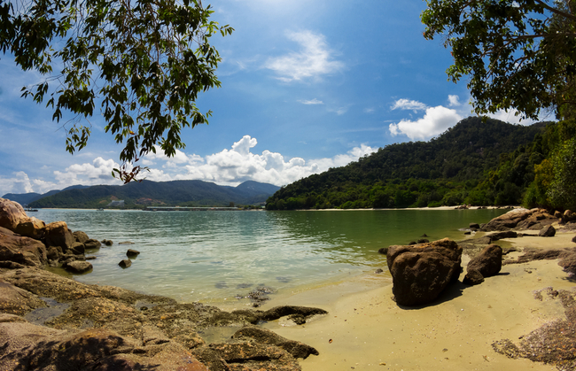 One of the many beaches that hug the coast of Penang | © Ilya Sviridenko/Shutterstock