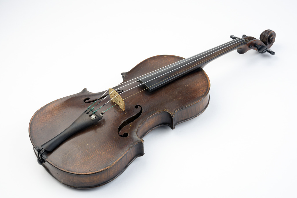 19th-century violin with fake Stradivarius label | Image courtesy of Winterthur Museum