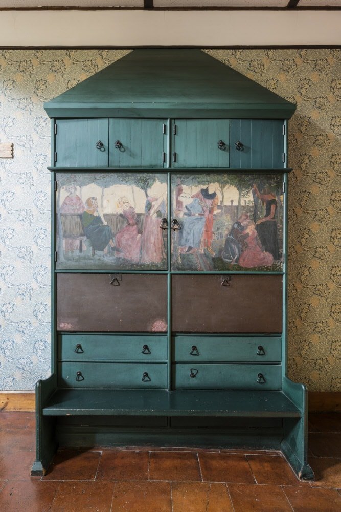 Settle painted with unfinished scenes from the Niebelungenlied, by William Morris at Red House, Kent | © Andreas von Einsiedel/National Trust Images