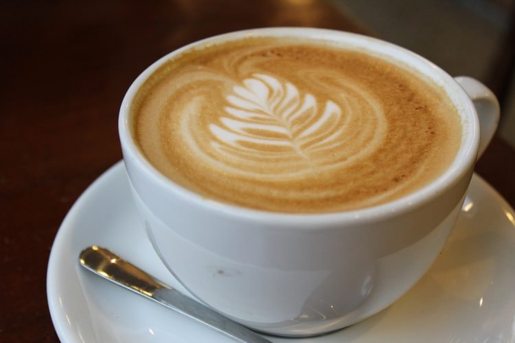Moka serves delicious coffees close to a tranquil lake