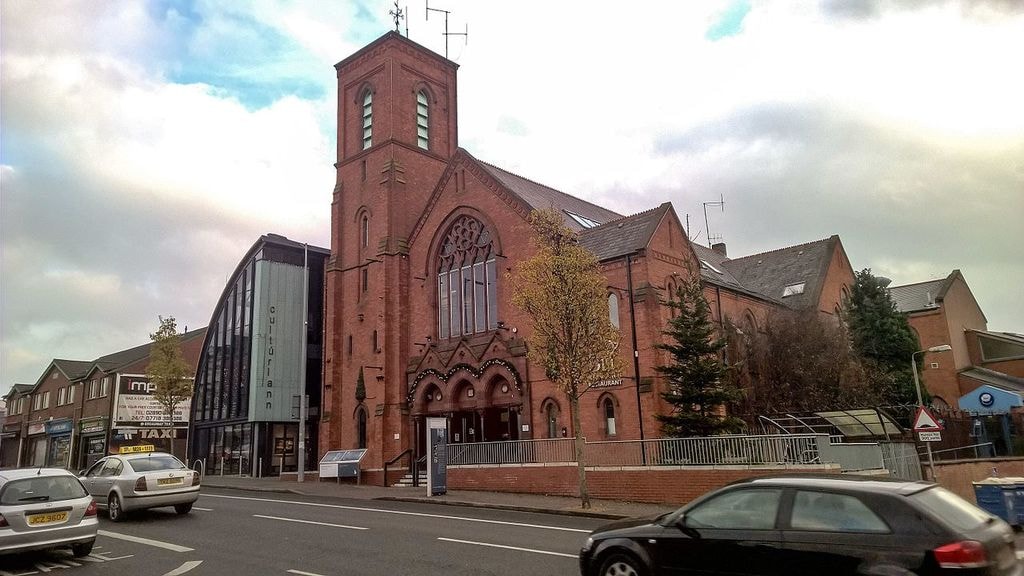 https://af.wikipedia.org/wiki/L%C3%AAer:Cult%C3%BArlann_Mc_Adam_%C3%93_Fiaich,_Belfast.jpg