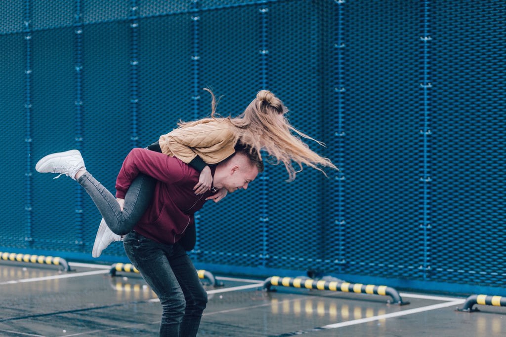 Couple laughing | © freestocks.org / Unsplash