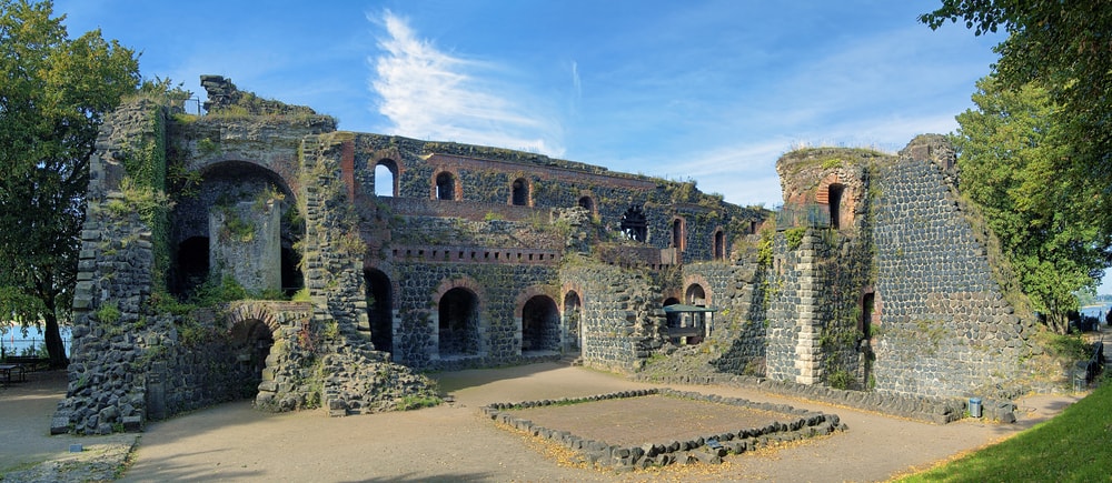 Ruins of Kaiserpfalz in Dusseldorf | © Mikhail Markovskiy/Shutterstock