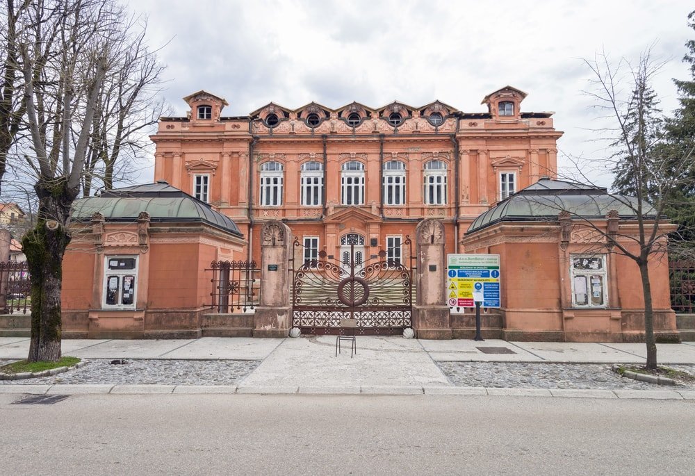 Former Russian Embassy | © Gennadiy Solovyev/Shutterstock.com