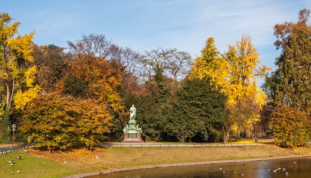 Hofgarten in the old town of Dusseldorf, Germany | © Zyankarlo/Shutterstock