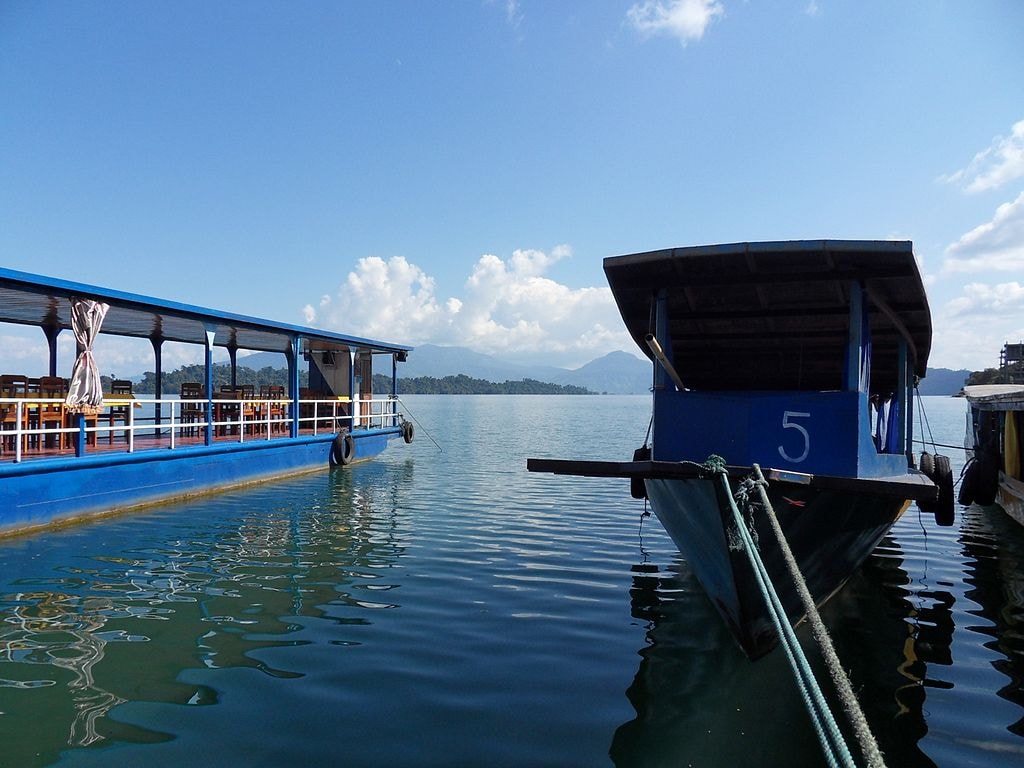 Boats on Nam Ngum Lake | © Chaoborun/WikiCommons