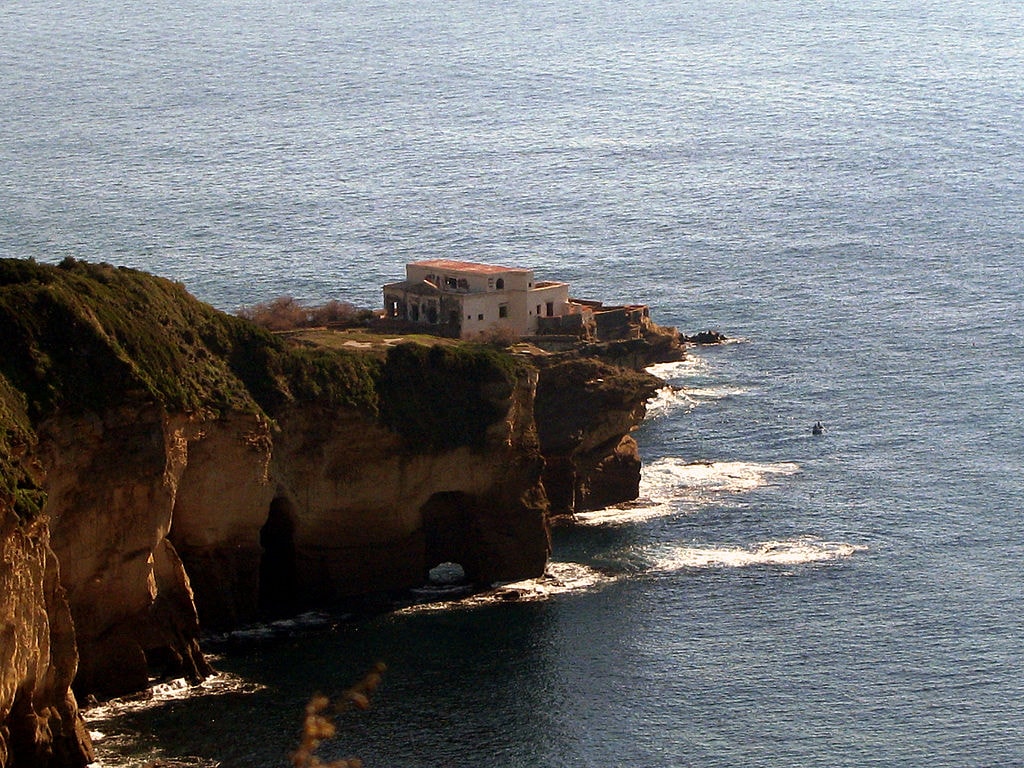 Seen from the nearby coast of Posillipo, the island looks even spookier | © gennaro fusco/WikiCommons