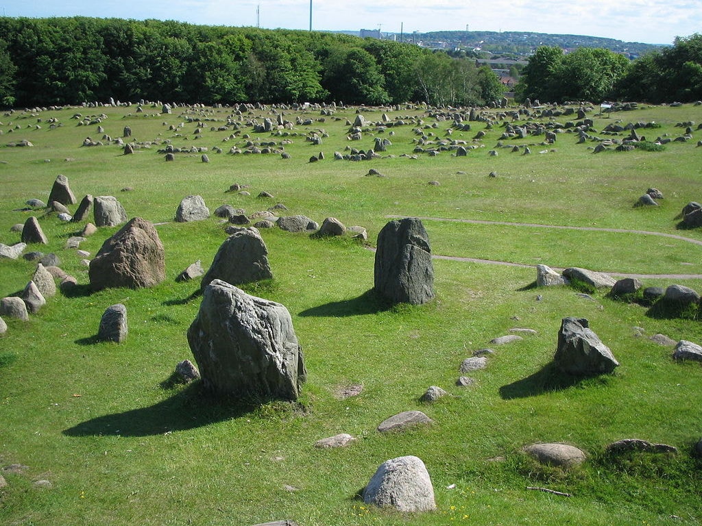 1200px-Lindholm_Høje_2