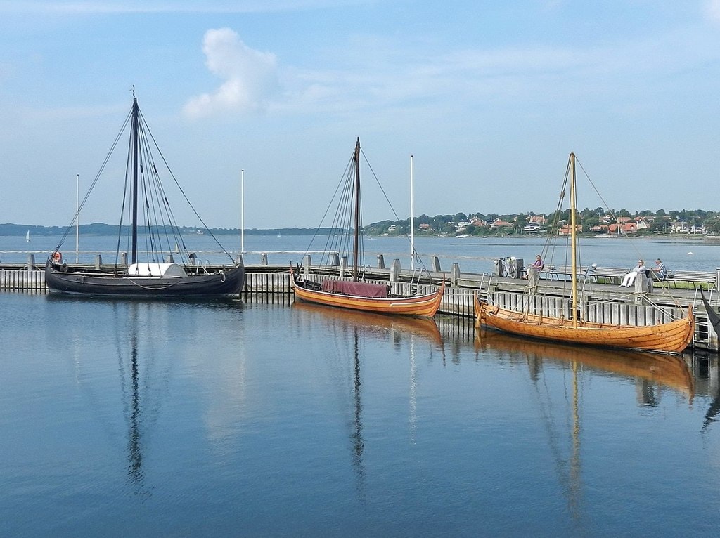 1200px-Roskilde_Viking_Ship_Museum_-_panoramio_(3)