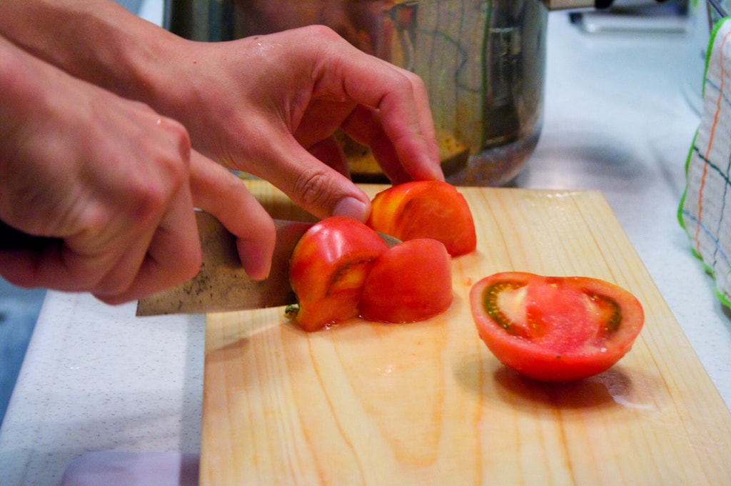 Chopping Tomatoes | © baron valium/Flickr