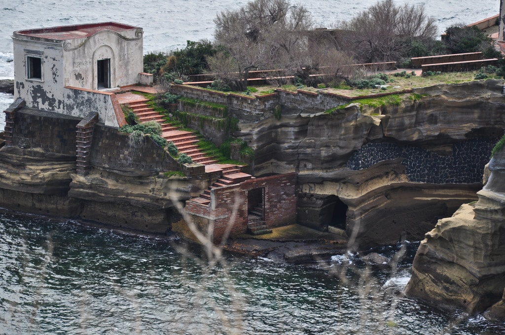 Caves said to be used by the poet Virgil can be found on the island | © Armando Mancini/Flickr