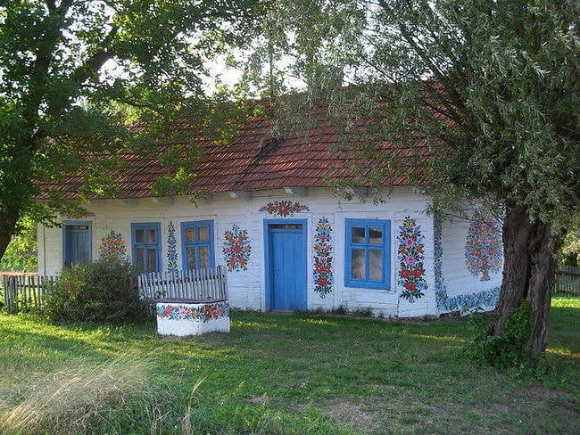 800px-Zalipie_-_painted_cottage_04