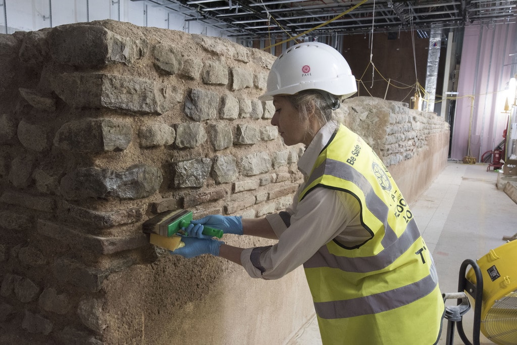A-DSC_6684-3 Stone conservator working on London Mithraeum (c) MOLA