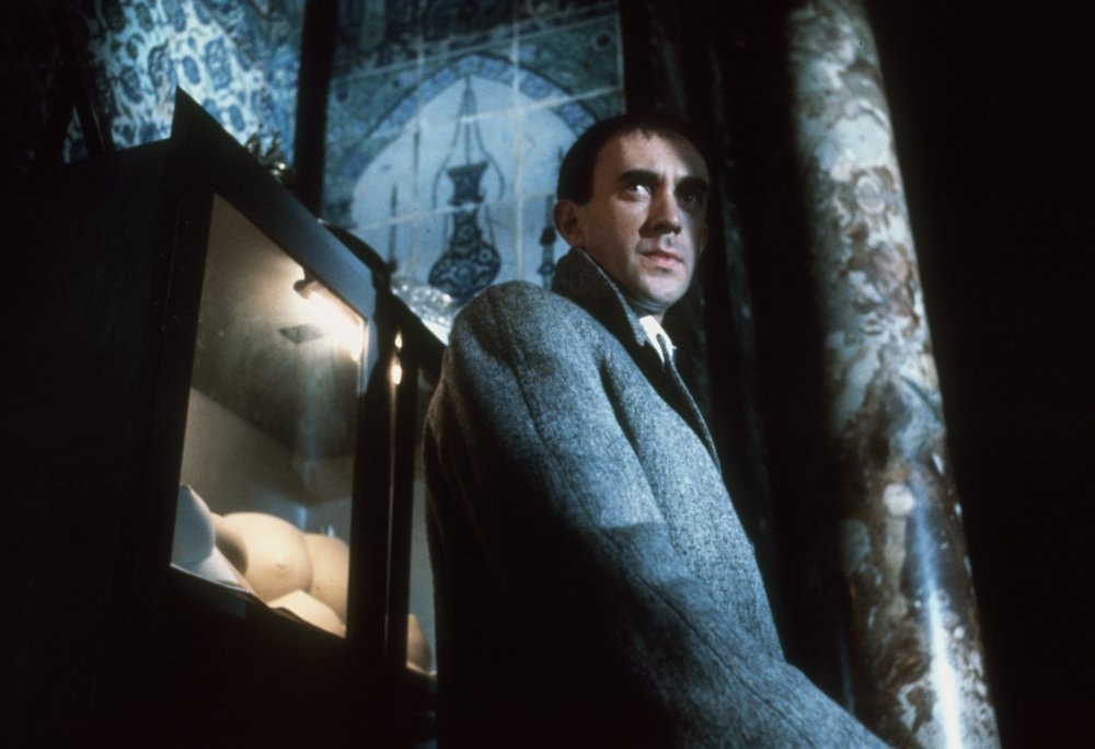 brazil-1985-004-jonathan-pryce-part-shadow-bfi-00m-zdo_0