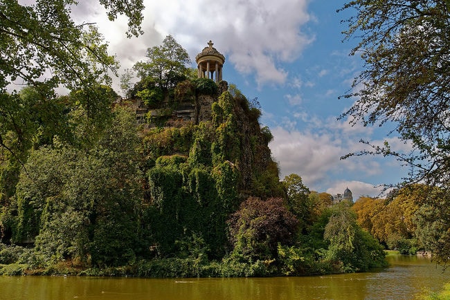 Ile_du_Belvédère,_Buttes-Chaumont,_Paris_28_August_2015