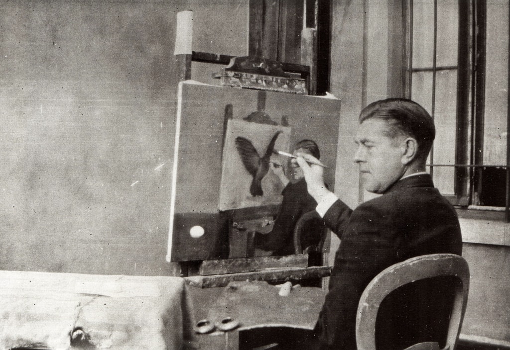 Magritte paints La Clairvoyance, a self-portrait of the artist painting | © cea + / Flickr