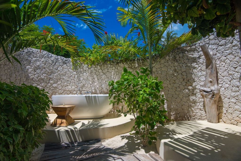 Outdoor bathtub
