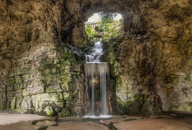 Waterfall_in_the_Grotte,_Parc_des_Buttes-Chaumont,_Paris_19e_140427_1 (1)