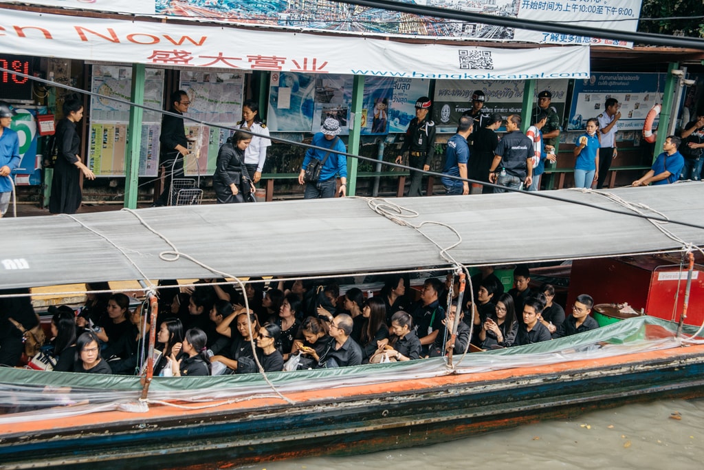 Mourners, monks, students and those who volunteered to help make their way towards the Grand Palace | Alexander Martin / © Culture Trip