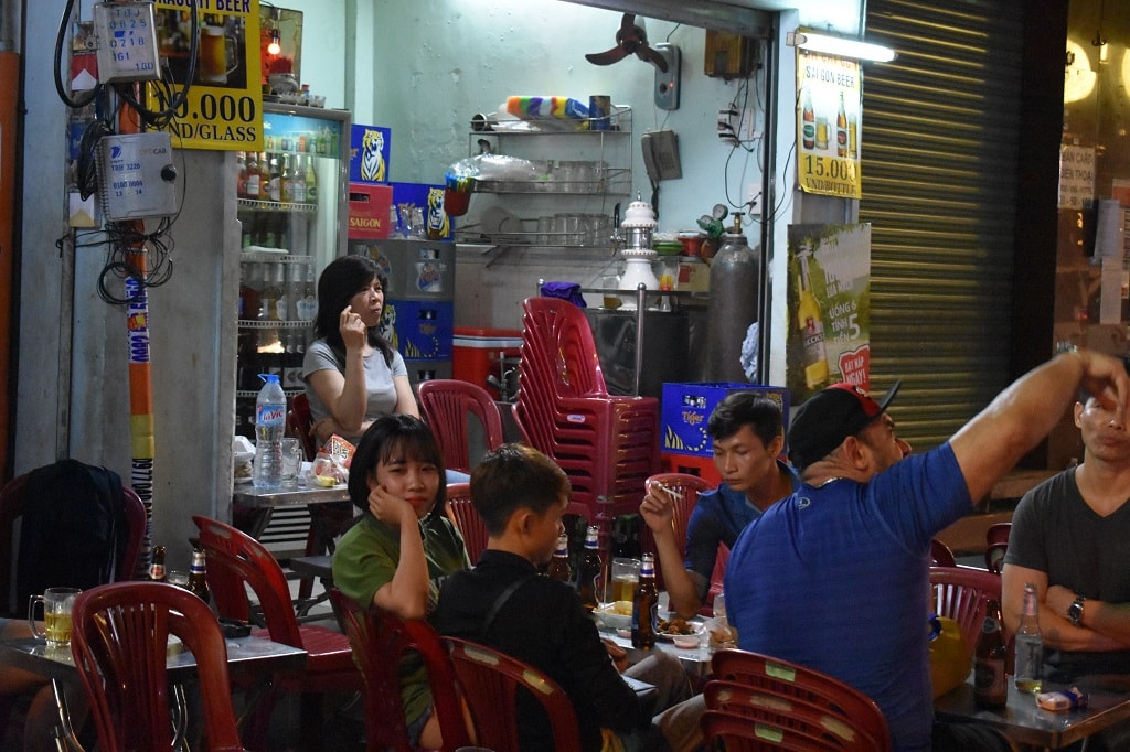 Sidewalk drinking on Bui Vien at 102 | © Matthew Pike