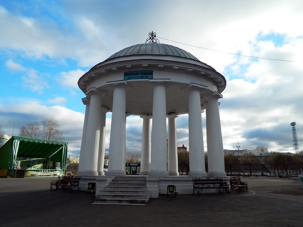 1024px-Ротонда_в_парке_Горького_(Пермь)