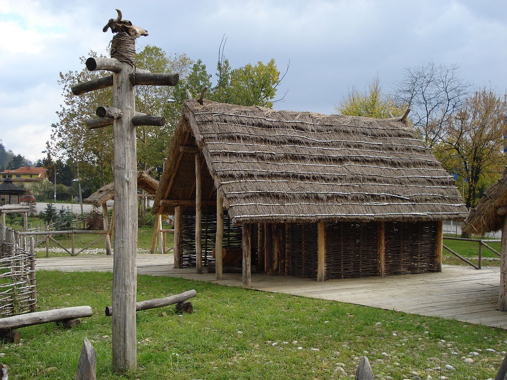 A Neolithic house in Tuzla's Archaeological Park | © Prof saxx/WikiCommons