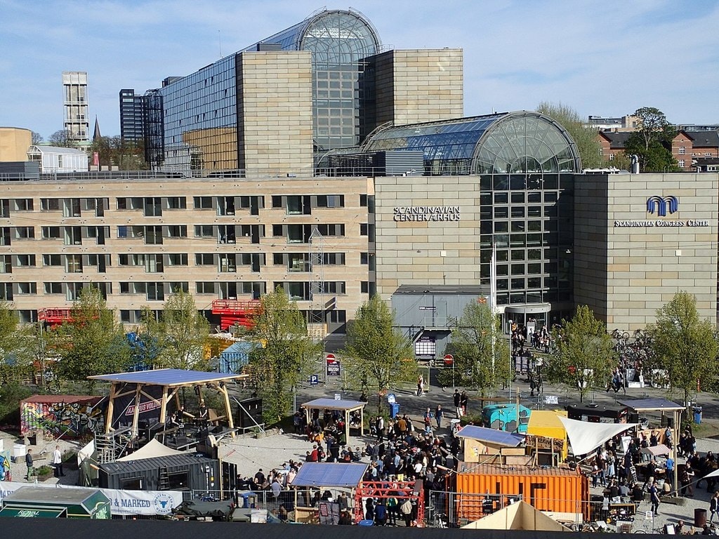 1200px-Aarhus_Volume