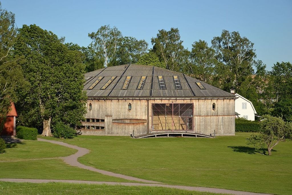 1200px-Gamla_Uppsala_museum_(by_Pudelek)