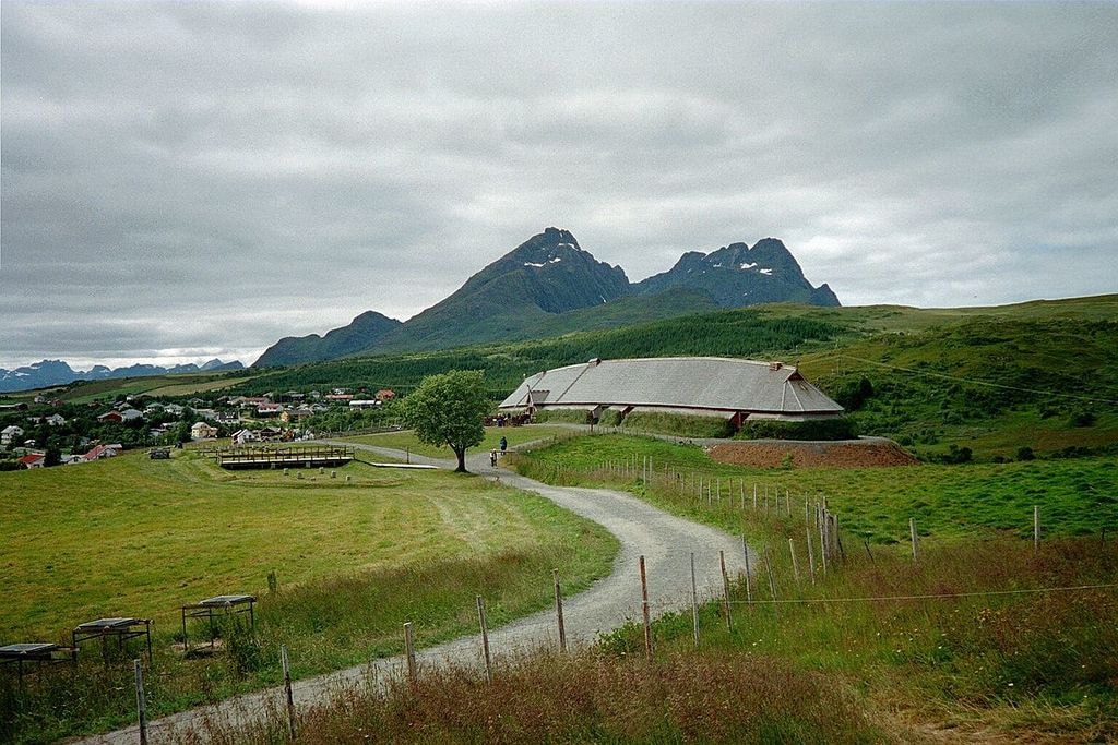 1200px-Høvdinghuset,_Borg_i_Lofoten
