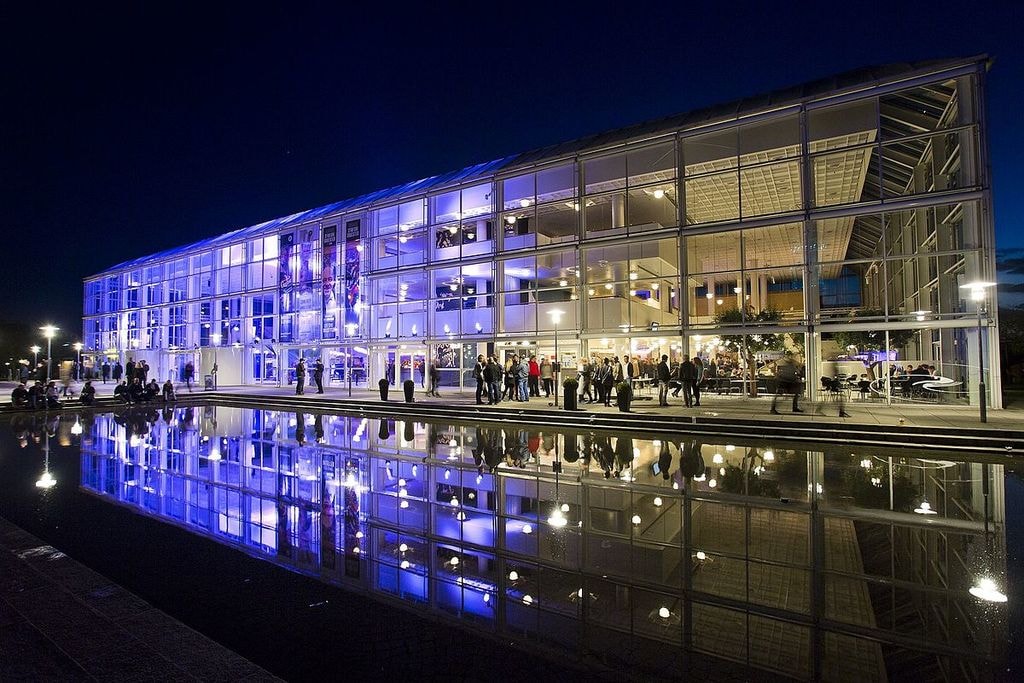 1200px-Musikhuset_Aarhus_2015