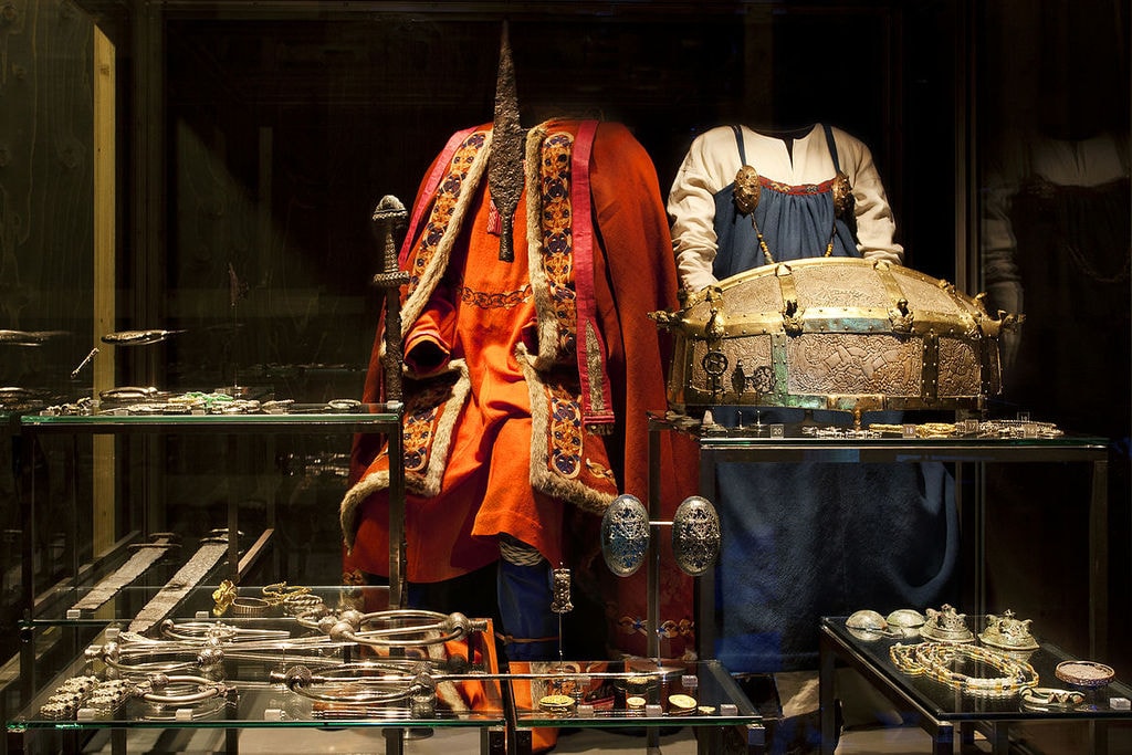 1200px-Viking_attire_and_jewellery_-_VIKING_exhibition_at_the_National_Museum_of_Denmark_-_Photo_The_National_Museum_of_Denmark_(9066249362)