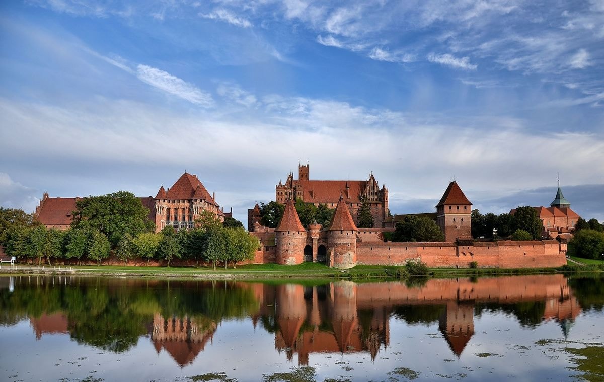 1200px-Zespół_Zamku_Krzeżackiego_MALBORK_01