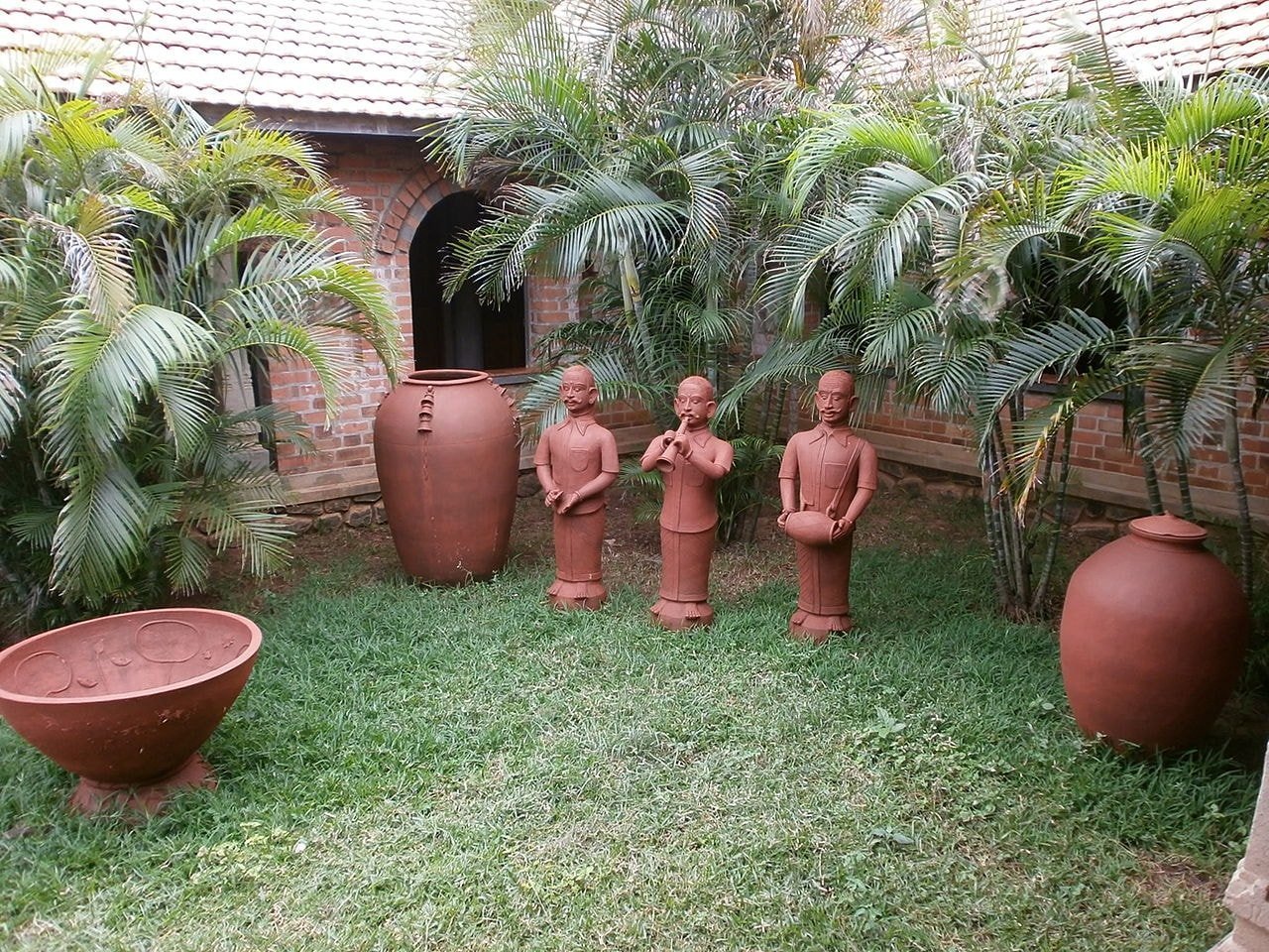 1280px-Dakshina-Chitra-Pottery-decoration-items-entrance