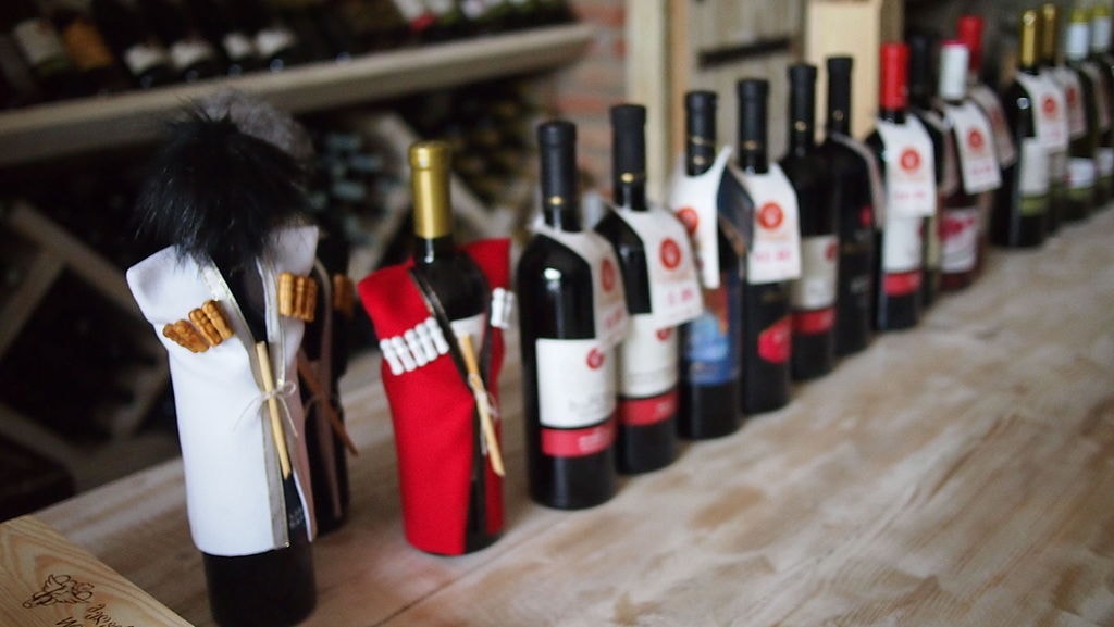 Georgian_wine_bottles_in_Chokha