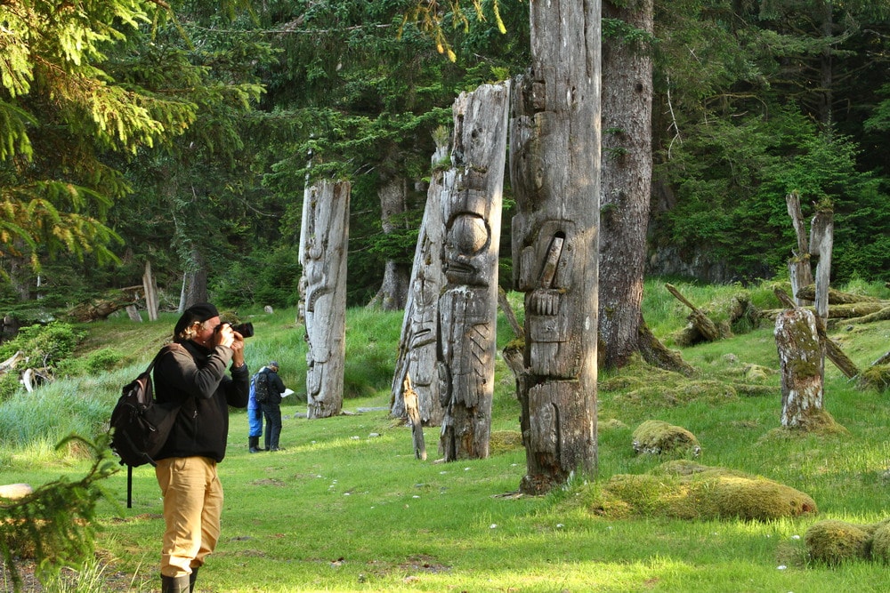 Totem polls in Haida Gwaii |© Maple Leaf Adventures