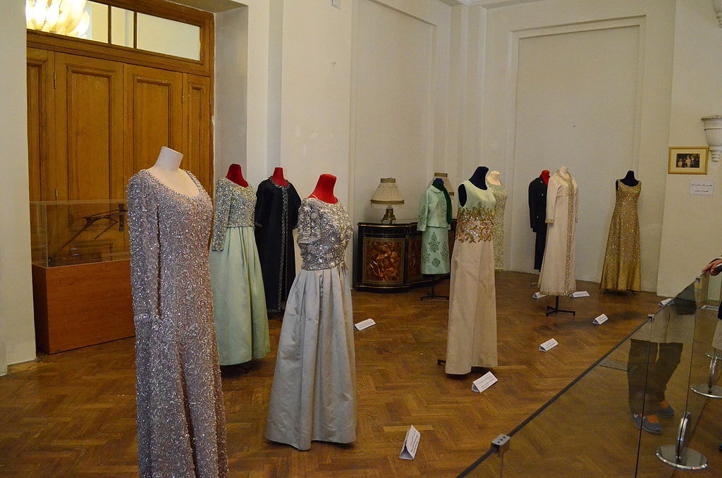 Gowns of Farah Diba | © درفش کاویانی / Wikimedia Commons
