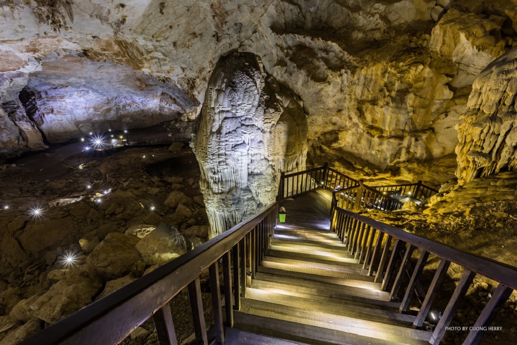 The descent into Paradise Cave | © CPM Photo/Shutterstock