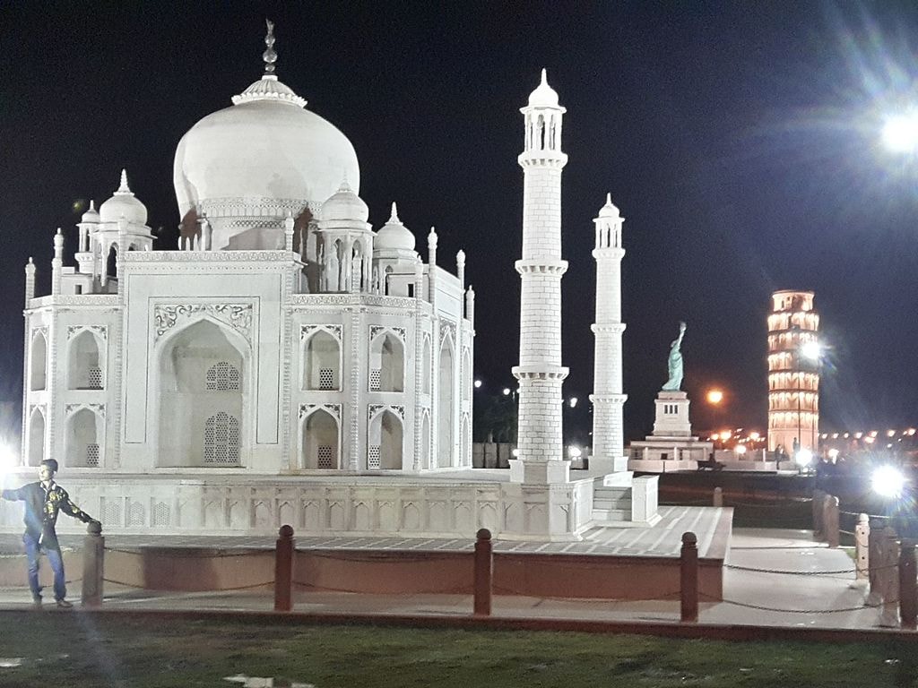 Taj Mahal Seven Wonders Park