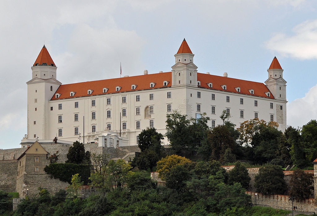 https://commons.wikimedia.org/wiki/File:Bratislava_Castle_R01.jpg 1024px-Bratislava_Castle_R01