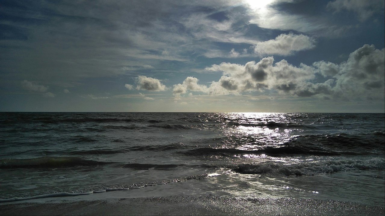 1280px-ECR_Beach-chennai